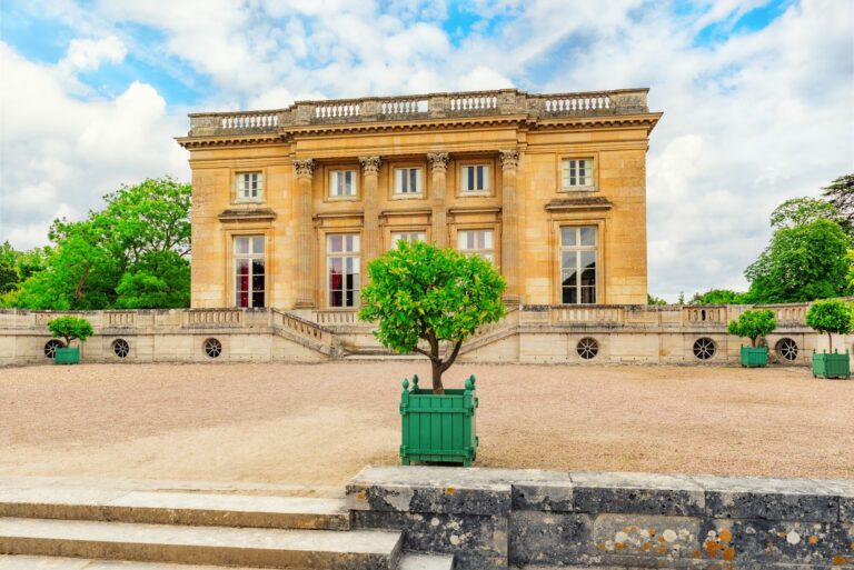 Façade du Petit Trianon dans le domaine du château de Versailles
