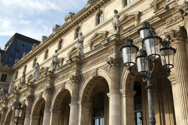 Façade Renaissance du palais du Louvre et réverbère, à Paris