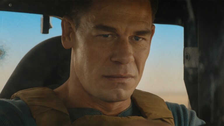 John Cena au volant d’une voiture dans le film Matchbox