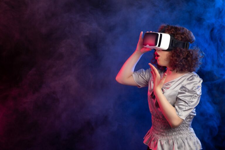 Jeune femme portant un casque de réalité virtuelle, la main levée, sur un fond sombre et bleuté envahi de fumée