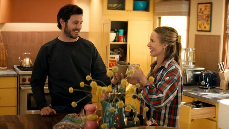 Kristen Bell et Adam Brody trinquent dans une cuisine aux placards jaunes dans la saison 3 de Nobody Wants This