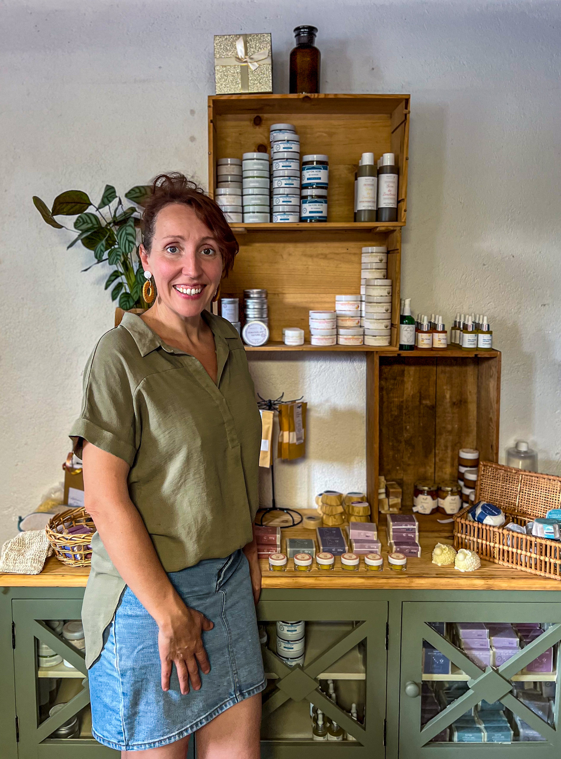 Jessica Masselot dans son atelier Kaly Flore, devant ses étagères de savons et de cosmétiques