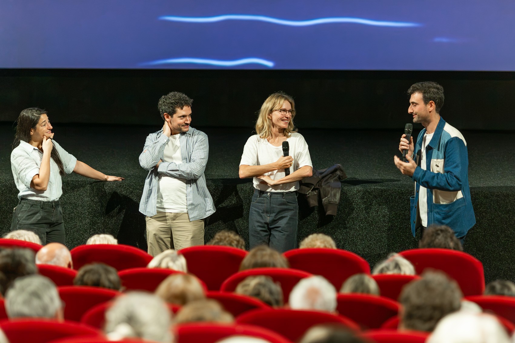 Pascale Arbillot sur scène face au public, au Festival du film francophone d’Angoulême