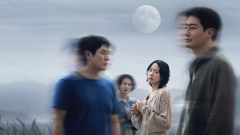 Une femme nette sous la pleine lune, entourée de trois silhouettes floues dans un paysage brumeux, image du film Possible Love de Lee Chang-dong