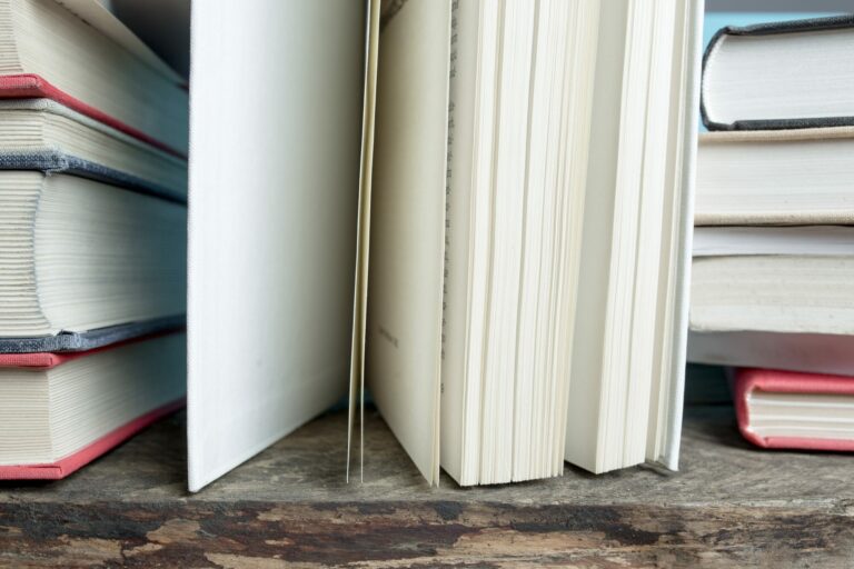 Piles de livres posées sur une table en bois