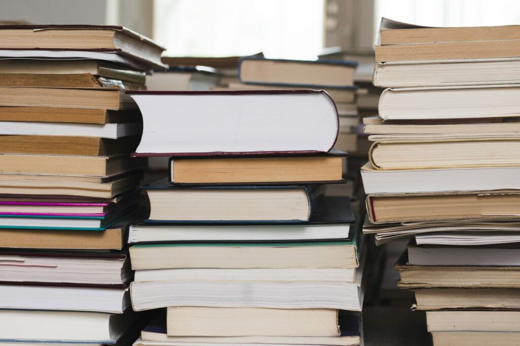 Piles de livres sur une table de librairie