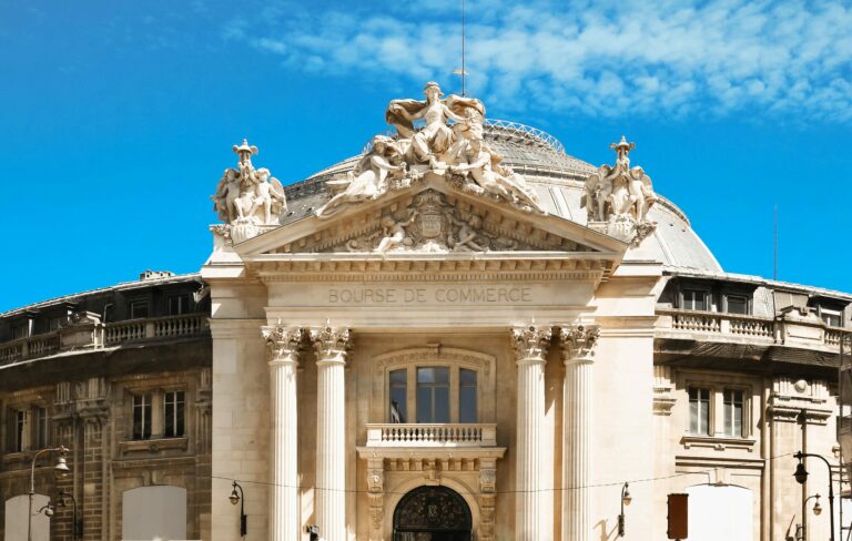 Façade de la Bourse de Commerce à Paris, sous sa coupole