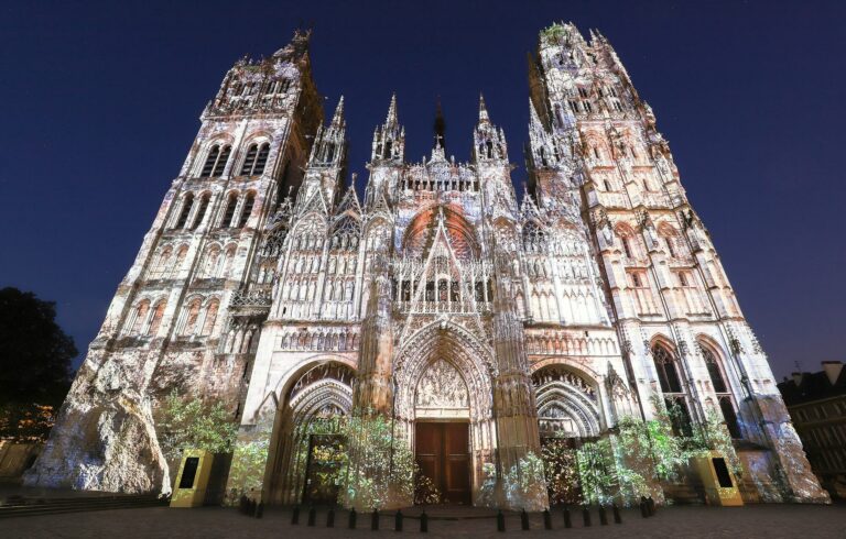 Façade gothique de la cathédrale Notre-Dame de Rouen sous un ciel ensoleillé