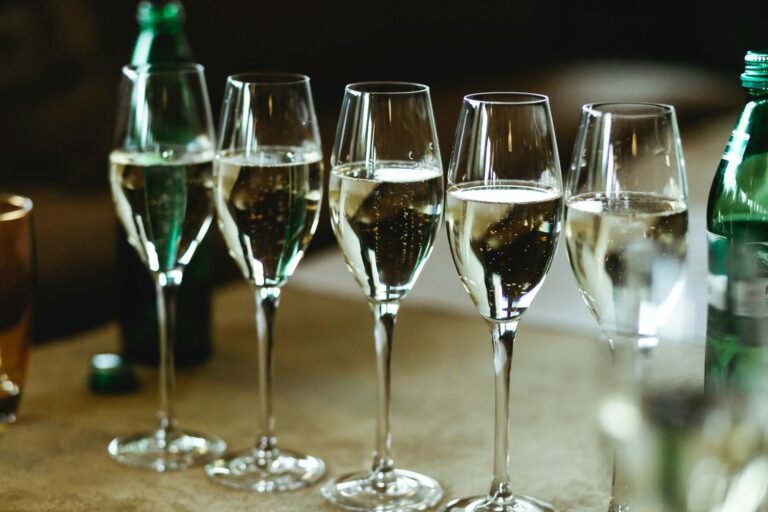 Flûtes de cristal remplies de champagne aux bulles scintillantes