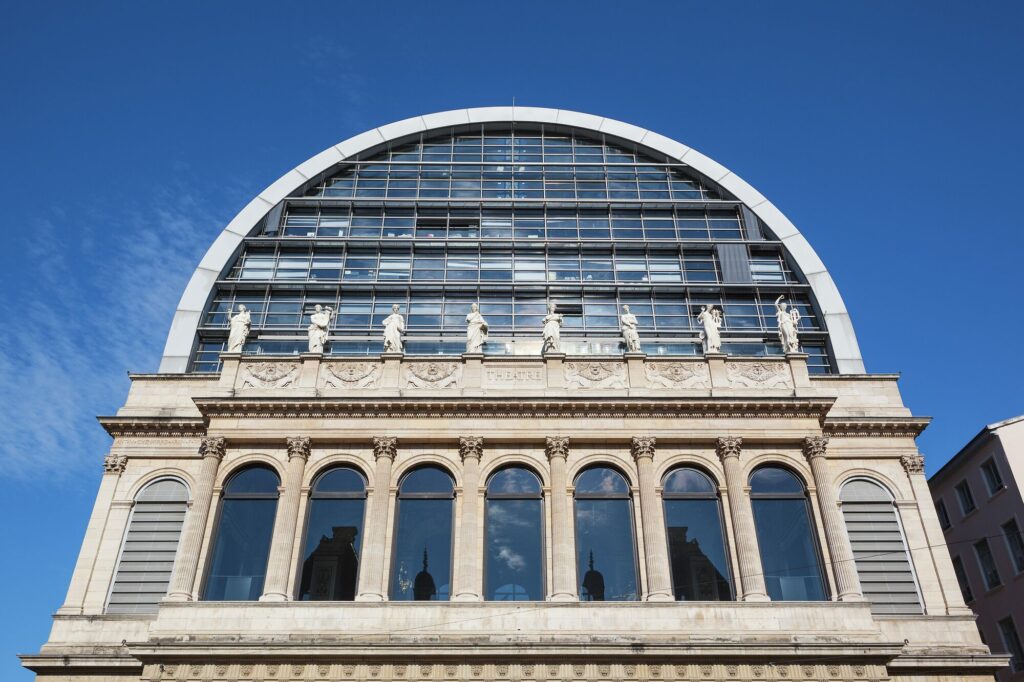 La façade de l’Opéra de Lyon et sa verrière en demi-cylindre sous un ciel bleu