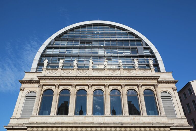 La façade de l’Opéra de Lyon et sa verrière en demi-cylindre sous un ciel bleu