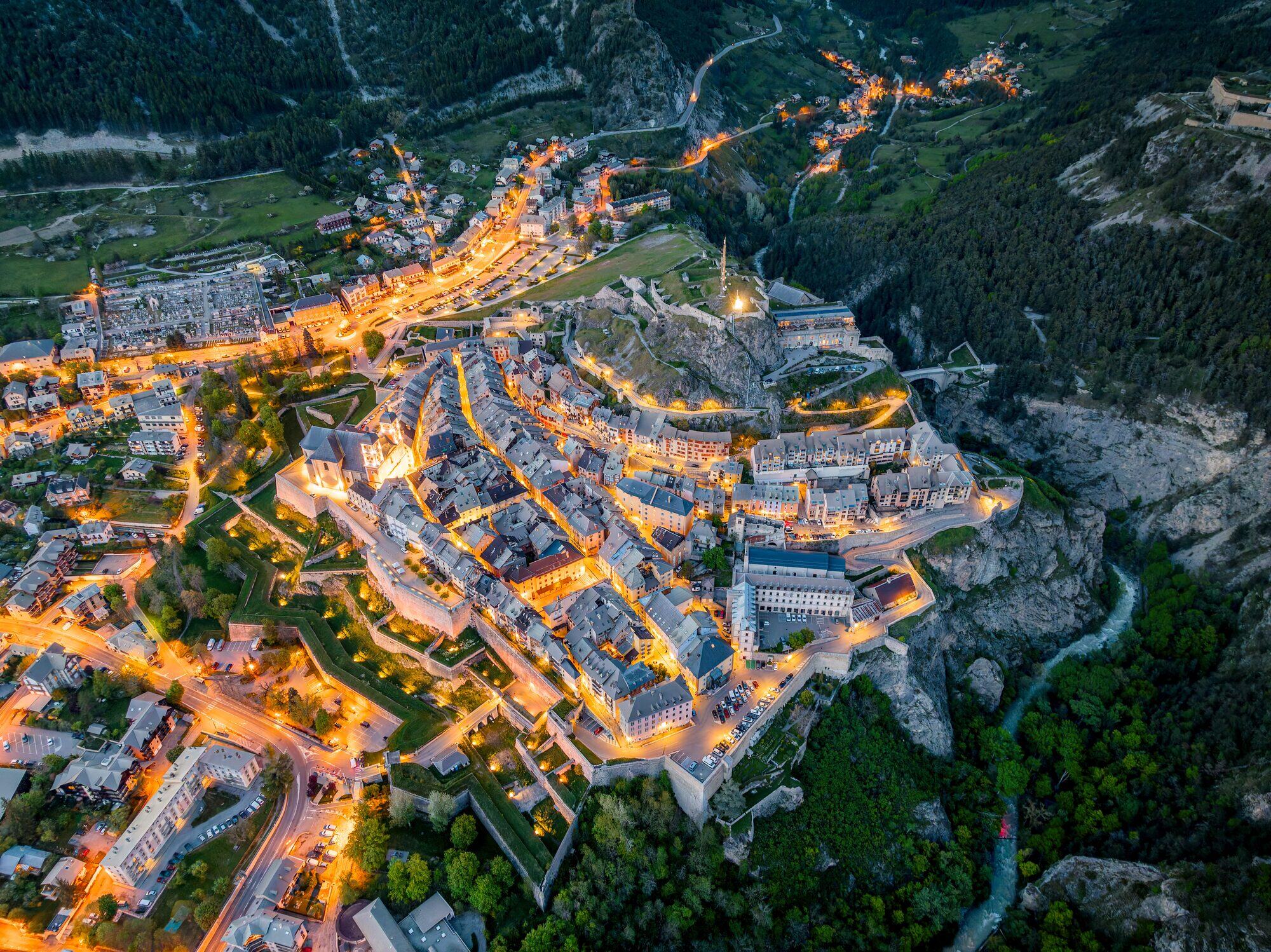 Cité Vauban de Briançon illuminée la nuit, vue aérienne — Serre-Chevalier