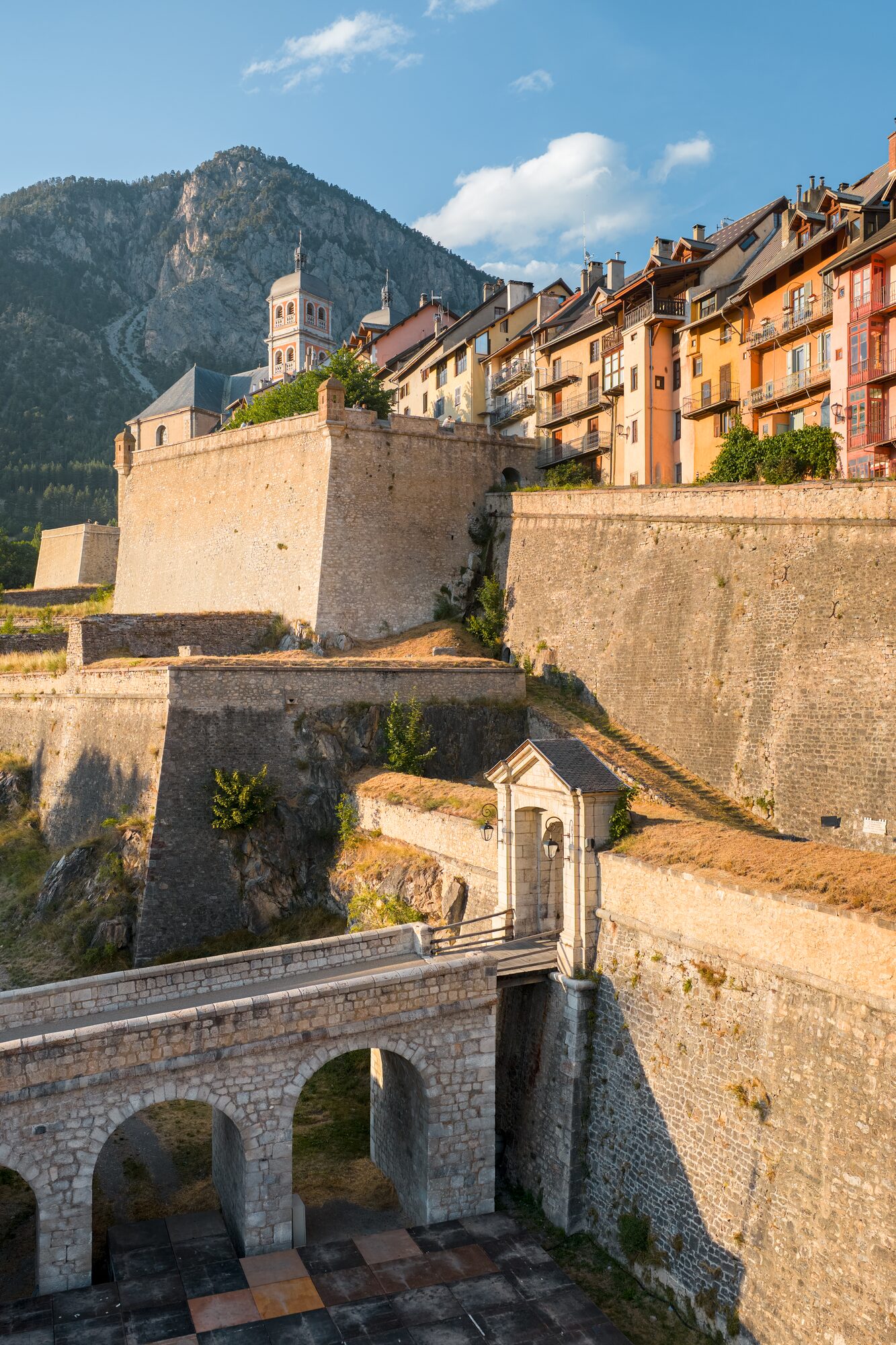 Remparts et façades de la Cité Vauban à Briançon, Serre-Chevalier