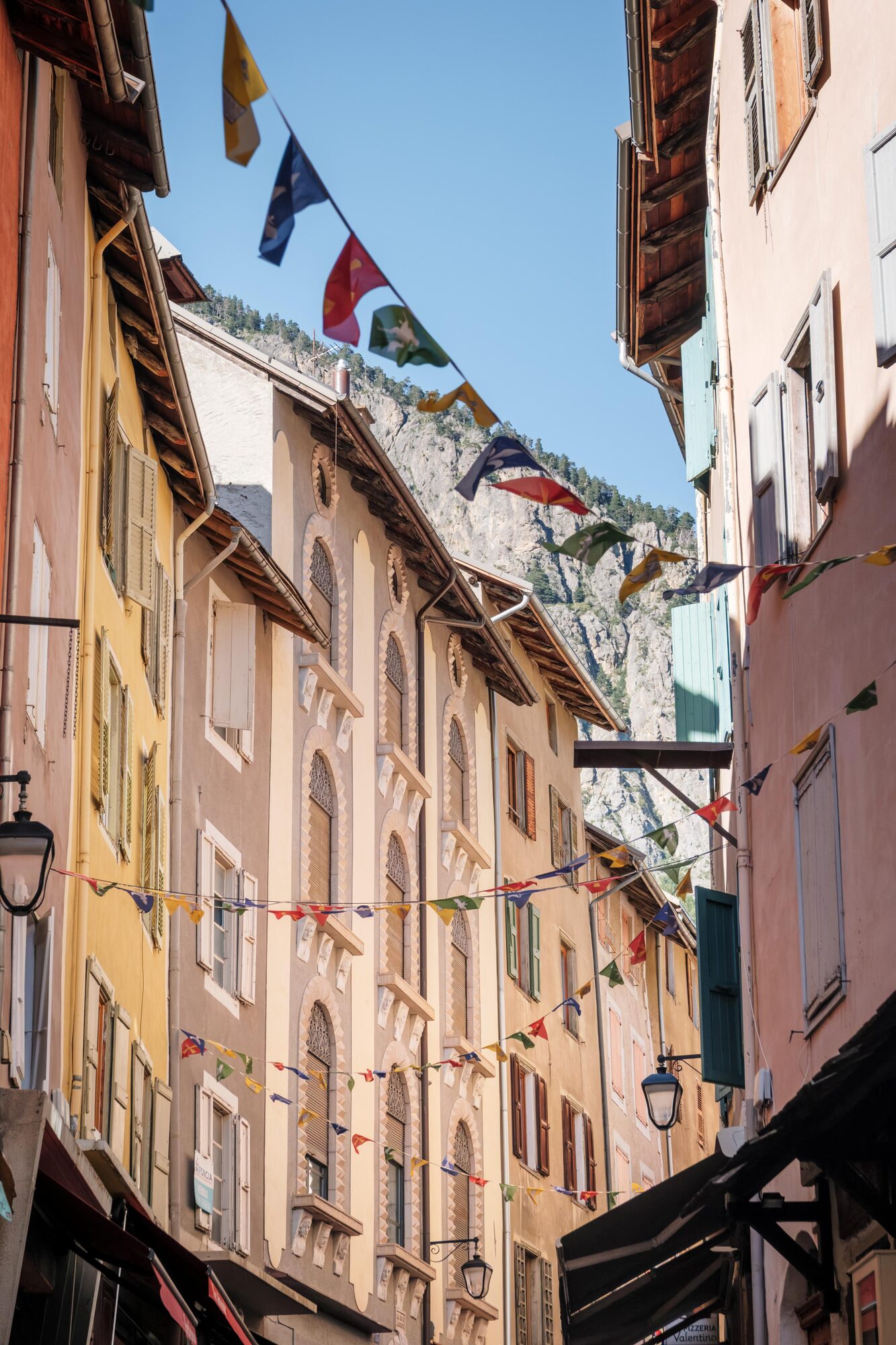 Ruelle aux façades colorées de la Cité Vauban à Briançon