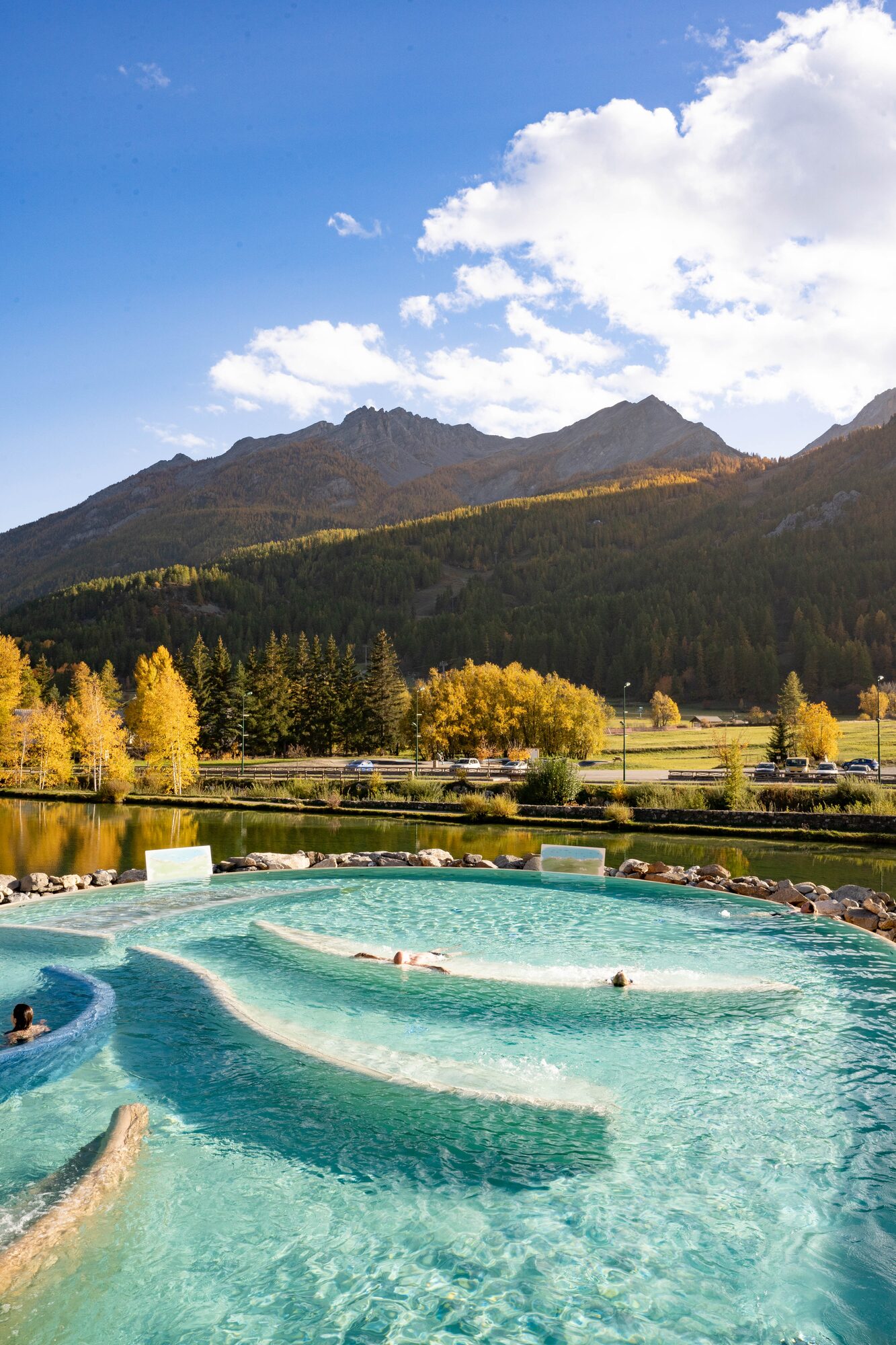 Bassins extérieurs des Grands Bains du Monêtier face à la montagne