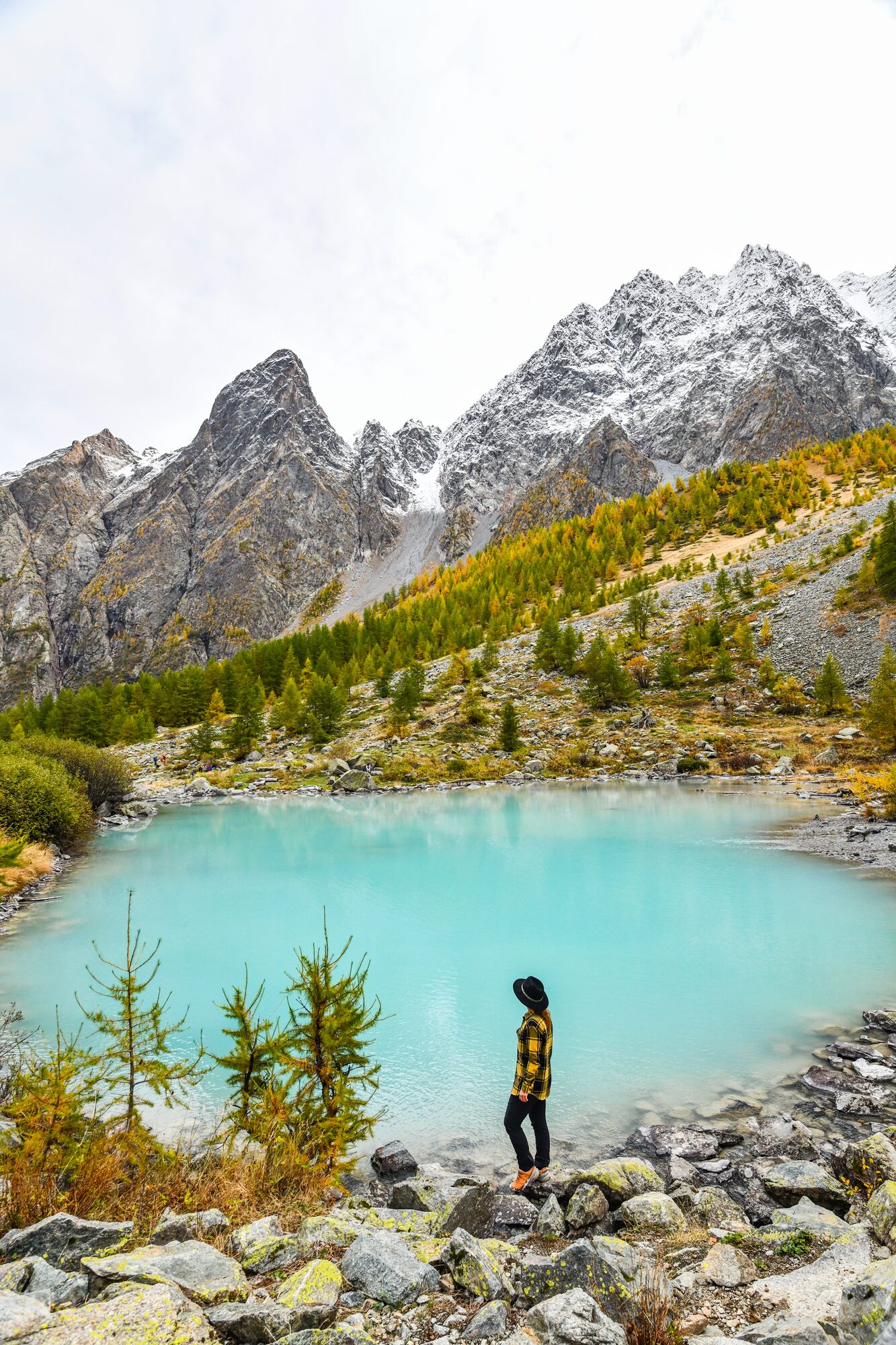 Promeneuse au bord du lac de la Douche, parc national des Écrins