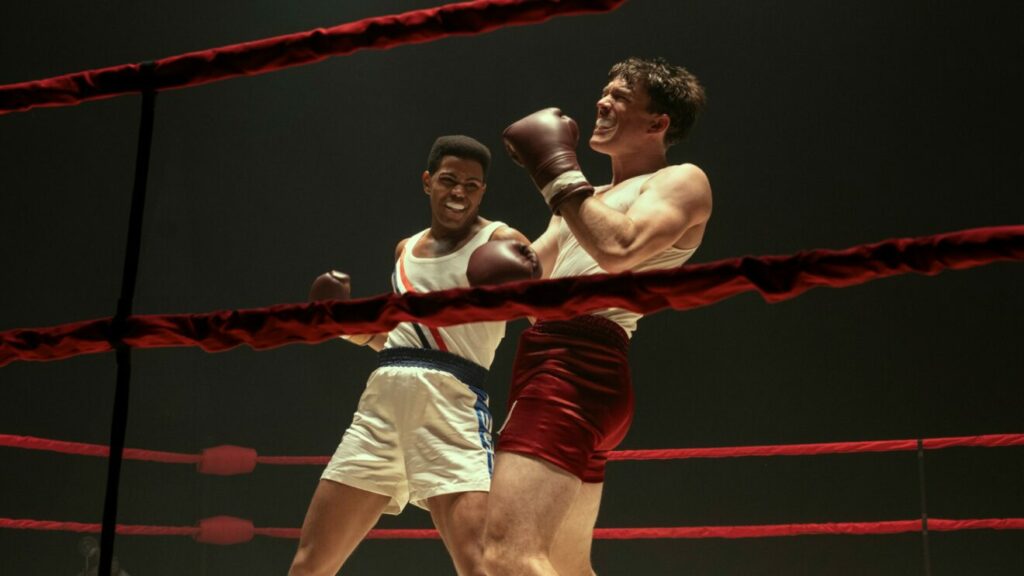 Jaalen Best en Mohamed Ali affronte un adversaire sur un ring de boxe dans la série The Greatest