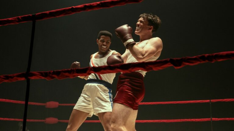 Jaalen Best en Mohamed Ali affronte un adversaire sur un ring de boxe dans la série The Greatest
