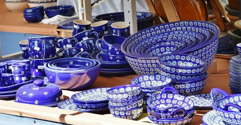 Piles d’assiettes et de bols en céramique peints en bleu et blanc sur un étal de vente