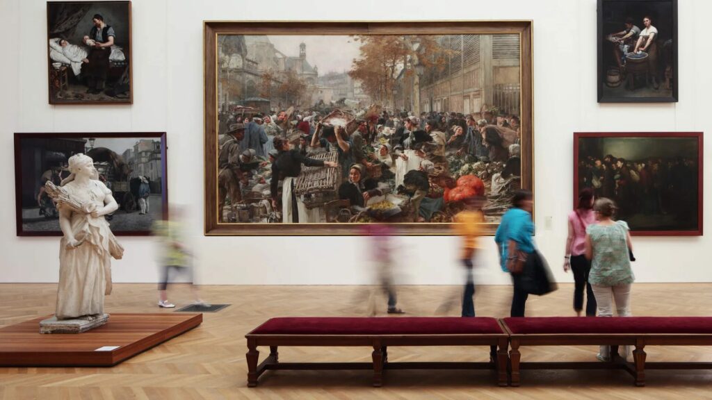 Salle de peintures et sculptures du Petit Palais, visiteurs en mouvement