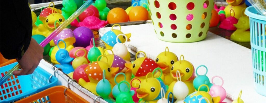 Stand de pêche aux canards multicolores sur une fête foraine